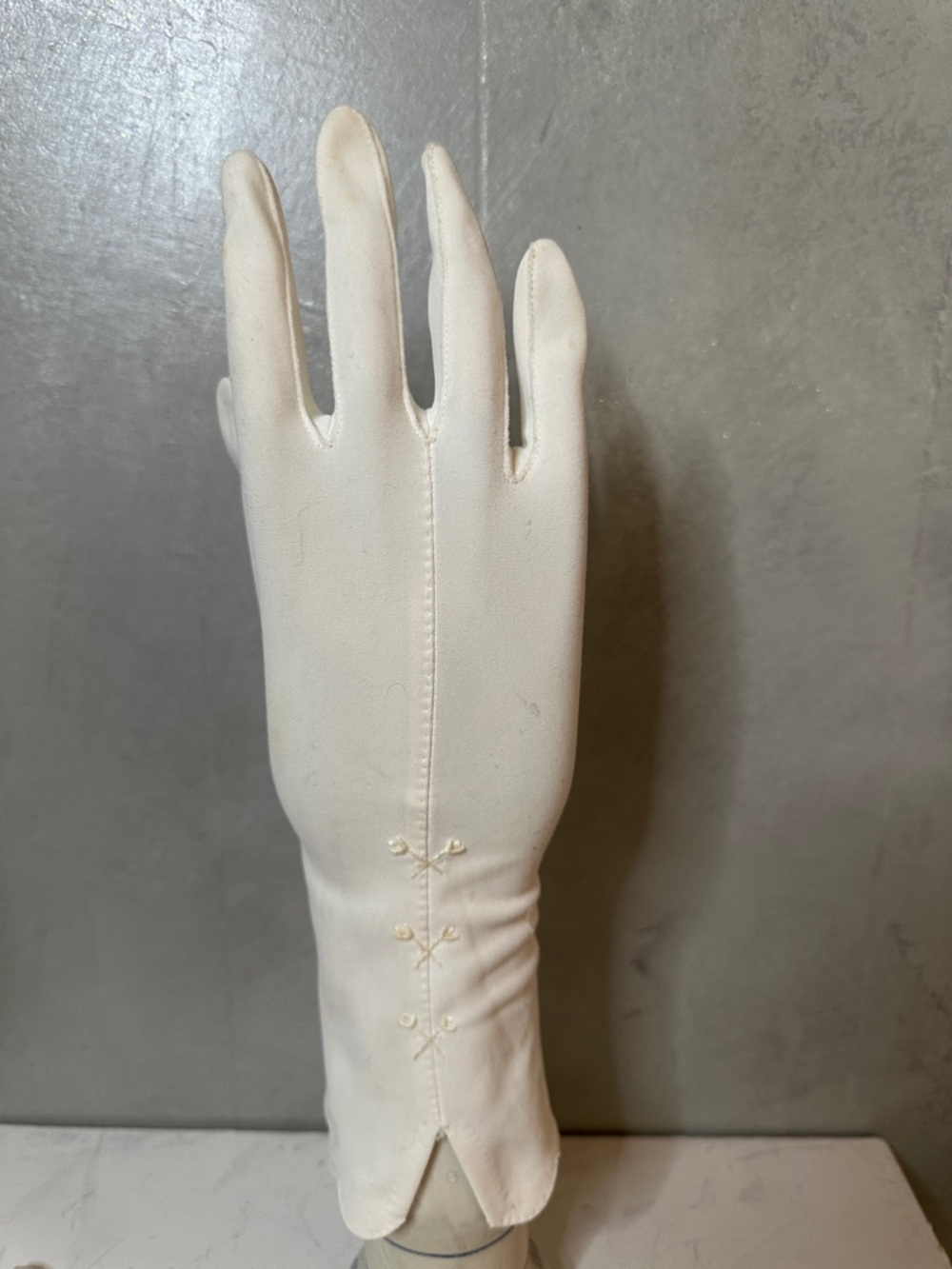 VINTAGE WHITE EMBROIDERED GLOVES 7-7.5